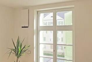 Während der Sanierung wurde das freeAir-Lüftungssystem installiert, wobei die Außenhauben und Innenabdeckungen der Geräte behutsam an den denkmalgeschützten Charakter des Wohnkomplexes angepasst wurden.