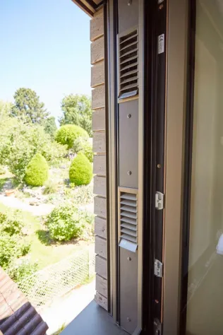 Detailansicht der Laibungslösung für die wohnungszentrale Lüftungsanlage.