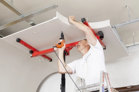 Knauf Falttechnik besteht aus Formteil-Elementen bzw. aus Gipsplatten mit werkseitig vorgefertigter V-Fräsung.