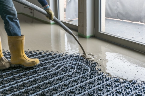 Knauf Spachtel- und Ausgleichsmassen sehr gut fließfähig.