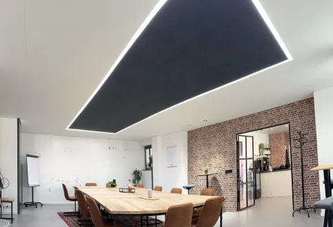 Die Akustiklösung Knauf Cleaneo Klett verbindet optimale Akustik mit einem klassisch geschlossenen Oberflächendesign ohne sichtbare Löcher.