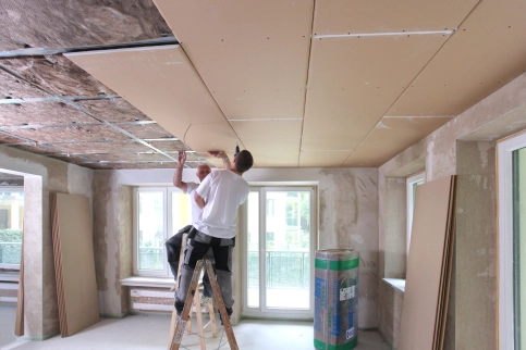Bei Sanierungen erzielen Trockenbau-Unterdecken einen besseren Schallschutz an Holzbalkendecken.