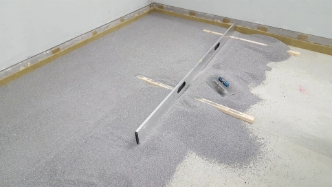 Knauf Schwere Schüttung verbessert den Schallschutz von Holzbalkendecken und dient als Rohbodenausgleich unter Estrichen.