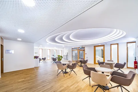 Schallabsorbierende Decken mit Knauf Cleaneo Lochplatten verkürzen die Nachhallzeit im Raum.