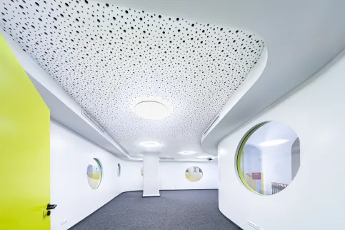 Die fugenlose Eleganz von Cleaneo Classic erzeugt ein einheitliches und stilvolles Deckenbild.