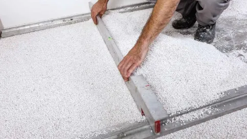 Trockenschüttungen aus Perlite können als Ausgleichs- und Dämmschicht für Schütthöhen bis 200 mm eingesetzt werden.