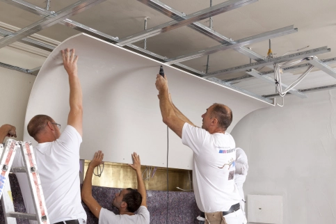 Für Decken-Designlösungen können die gebogenen Formteile fix und fertig geliefert werden.
