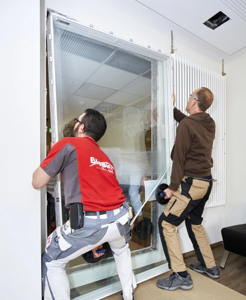 Knauf FireWin, das Fertigfenster für den Trockenbau mit Brandschutz, lässt sich unkompliziert und schnell einbauen.
