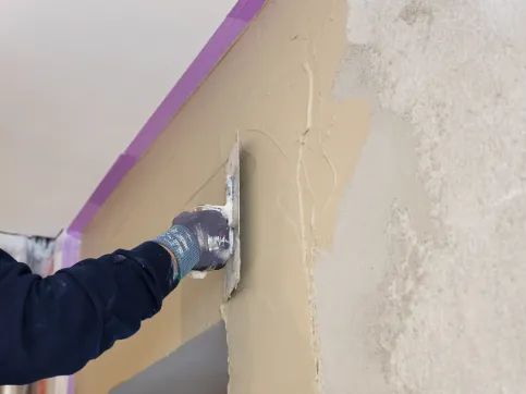 Von der Untergrundvorbereitung zur fertig verputzen Wand an einem Tag: Knauf Universal-Feinspachtel Sprint