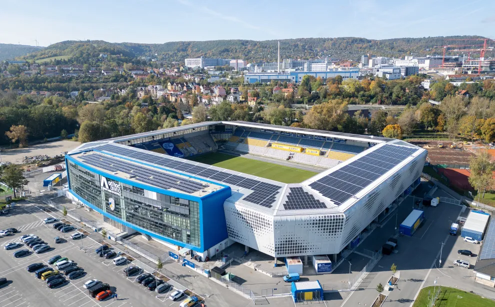 Die ‚ad hoc arena im Ernst-Abbe-Sportfeld‘ erhielt im Rahmen ihres Umbaus unter anderem eine leicht transparente Textilfassade aus PVC-beschichtetem Polyester.