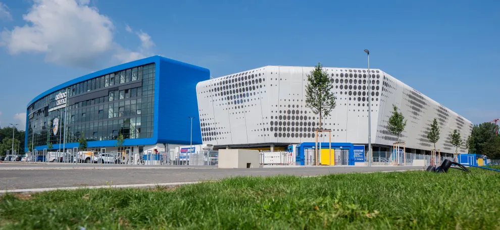 Die umgebaute Arena in Jena erhielt eine innovative Membranfassade, die der Sportstätte ein neues Gesicht verleiht.