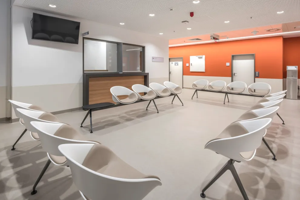In diesem Wartebereich der Charité Berlin sind die Sitzflächen der Hartschalensitze mit pflegeleichtem skai® Kunstleder bezogen.