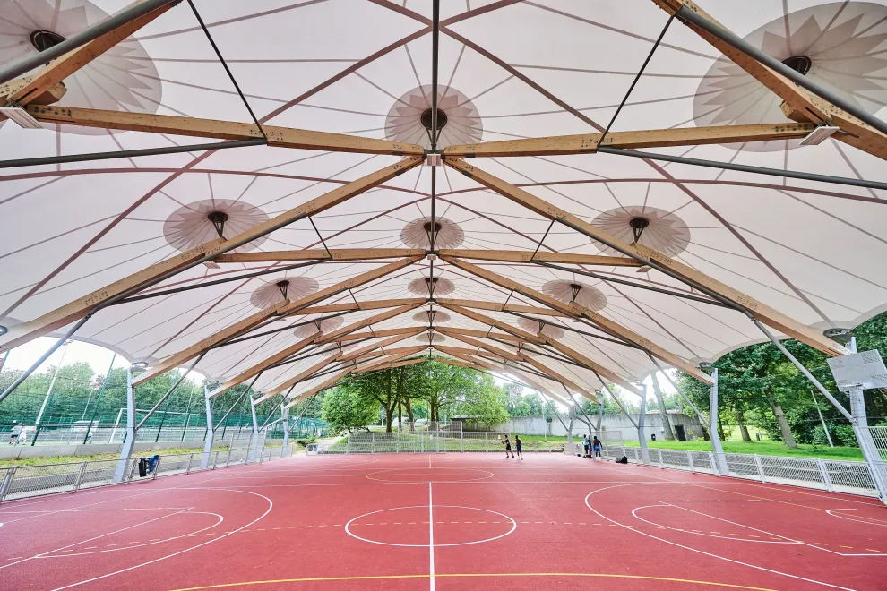 Das Dach aus PVC-beschichtetem Gewebe über diesem Basketballfeld in Brüssel erfüllt hohe gestalterische und funktionale Ansprüche.