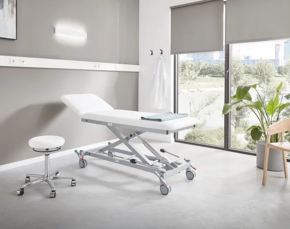 Untersuchungs- und Behandlungsliegen sind dank Polsterbezugsstoffen aus skai® Kunstleder leicht hygienisch reinigbar und enorm schmutzresistent.