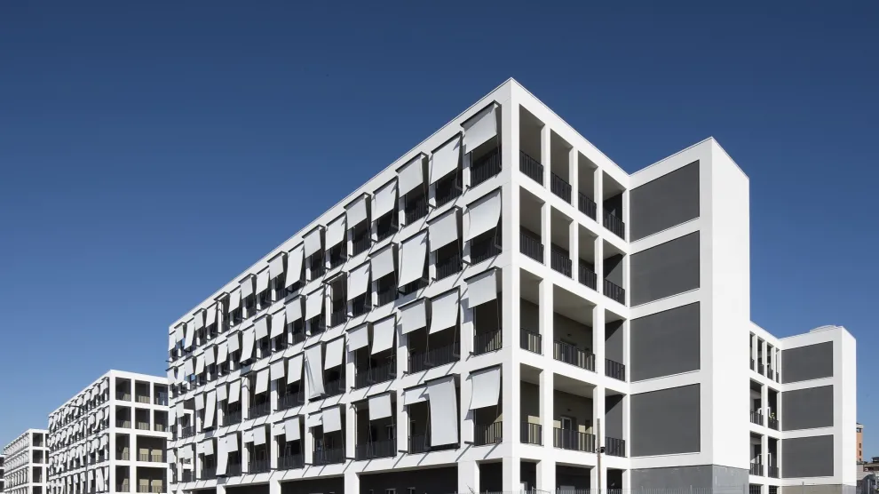 Dieser sanierte Gebäudekomplex in Mailand mit seinem effektiven Sonnenschutz bietet unter anderem bezahlbare, attraktive Sozialwohnungen.