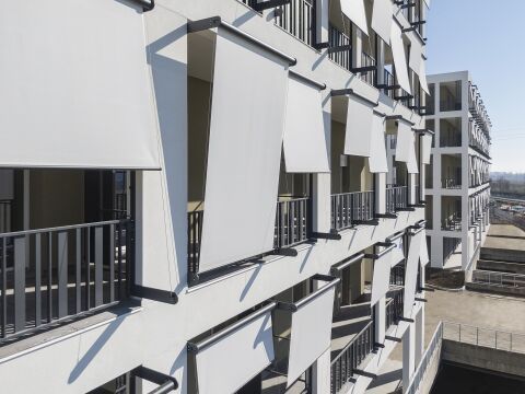 Sonnenrollos aus PVC-beschichtetem Gewebe schützen Mailänder Quartier
