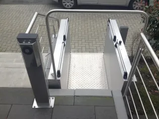 “Mitfahrender” Bügel für Sicherheit und Komfort