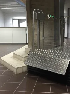 Die Rampe aus Edelstahl ist zugleich Abrollschutz für Rollstühle.