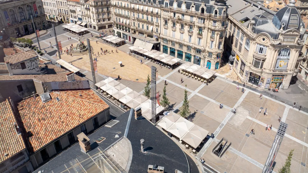 Für mehr Aufenthaltsqualität und Komfort im öffentlichen Raum: Glatz-Schirme am Place de la Comédie, Montpellier, Frankreich.