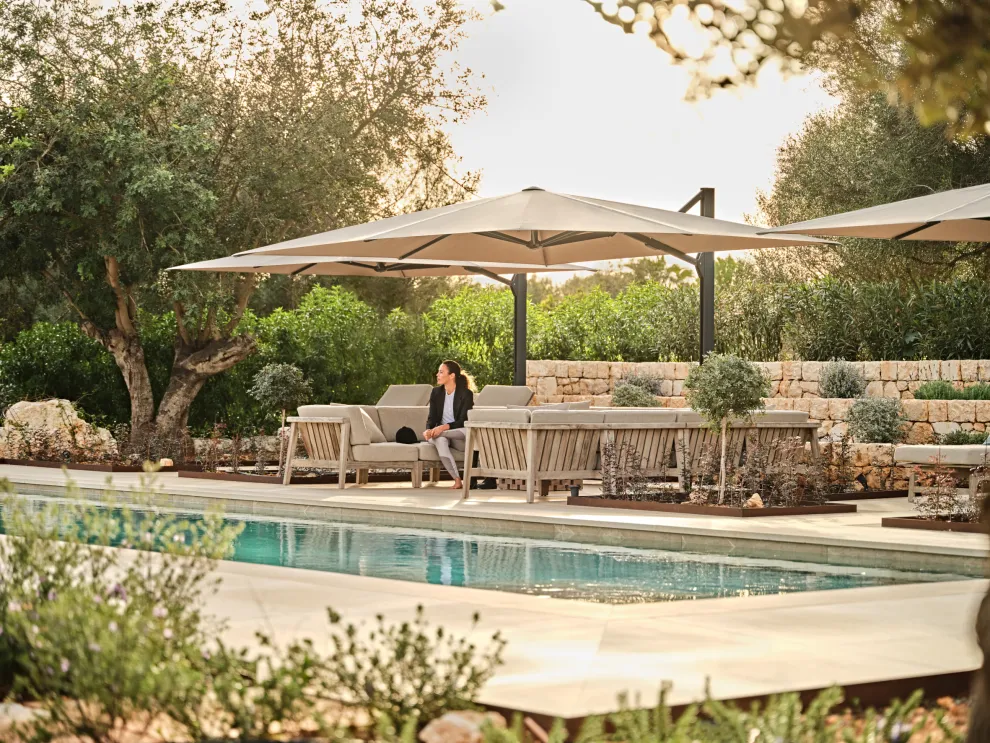 Stilvoller Schatten mit dem Schirm AMBIENTE Nova bei Bona Vida Homes, Mallorca.