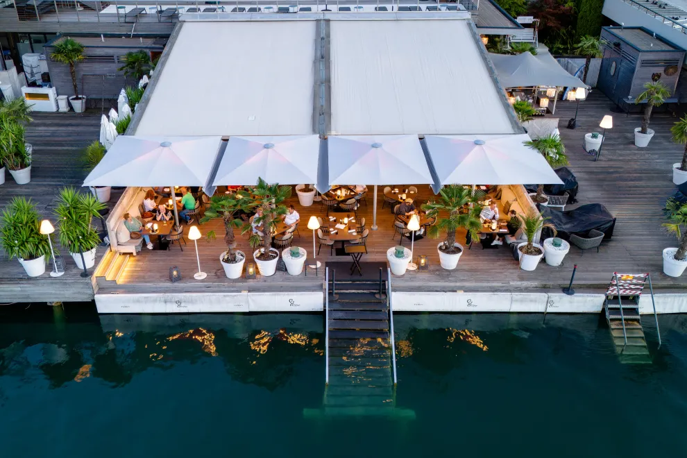 Beachclub Wörthersee in Österreich:Stimmungsvolle Tage und Nächte dank maßgeschneiderter Befestigung und Beleuchtung.