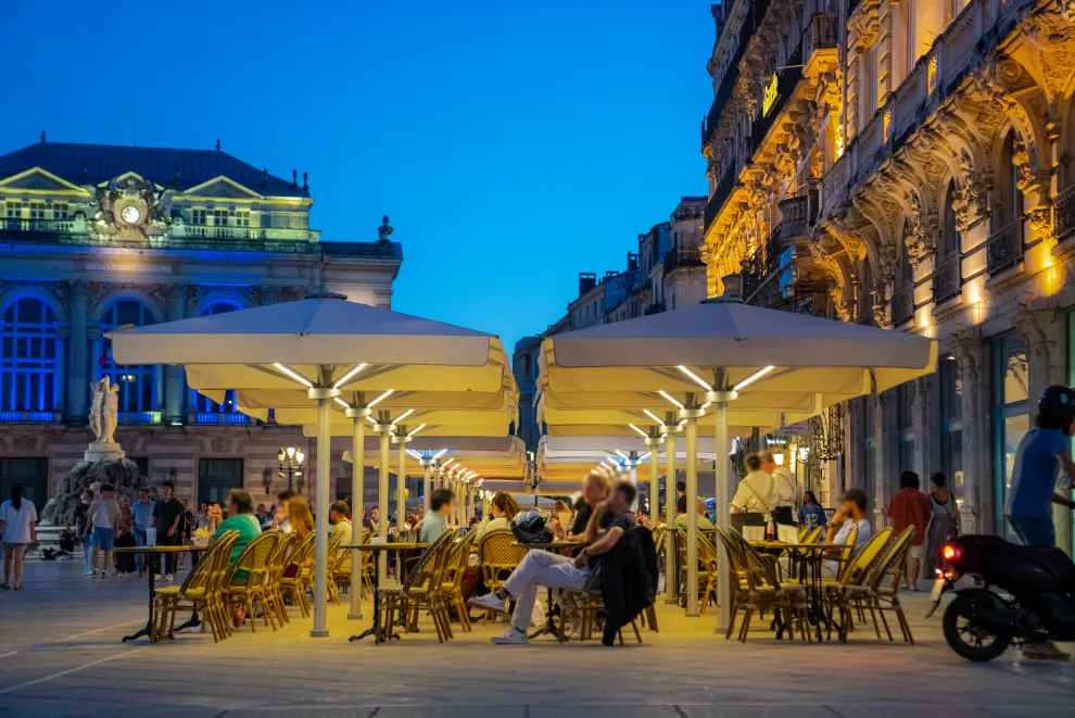 Großzügiger Schatten am Tag, stimmungsvolles Ambiente in der Nacht: Glatz Sonnenschirme mit integrierter LED-Beleuchtung auf dem Place de la Comédie in Montpellier.
