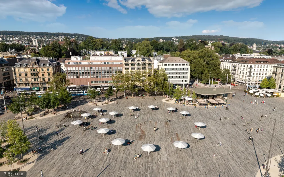 Sechseläutenplatz Zürich: Der Schirmkreis schafft neue Treffpunkte und erhöht die Aufenthaltsqualität im Sommer.
