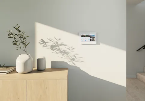 Mit dem Busch-OneTouch 7“ lassen sich verschiedene Funktionen von einem zentralen Punkt aus steuern