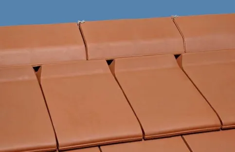 Firstanschlussziegel Turmalin verlegt mit Linienfirst K in Matt, Naturrot.