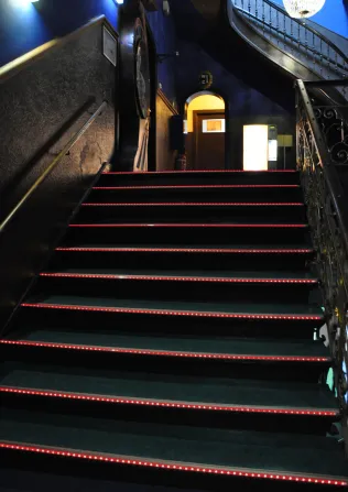Treppenkantenprofile mit LED-Leuchten