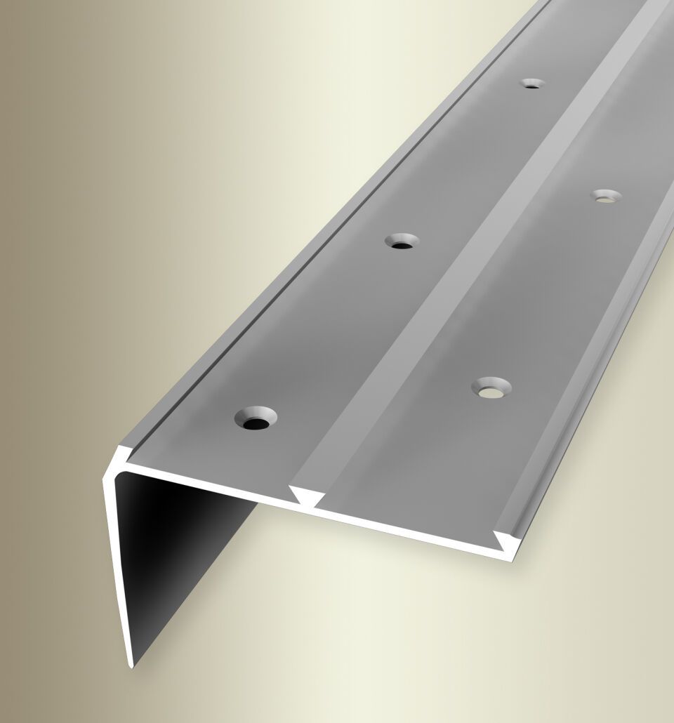 Treppenkantenprofil 5000 mm SBS Typ 704 Aluminium eloxiert silber 4 - 5 mm versetzt vers. gebohrt, für 2 PVC-Einl.