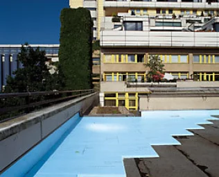 Darauf werden die RAVATHERM™ Dämmplatten lose und im Verband verlegt.