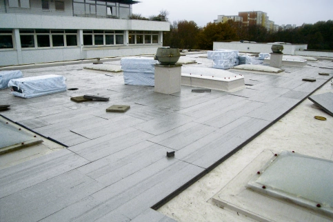 RAVATHERM™ XPS X 300 SL Platten werden im Verband verlegt, die Anschlüsse an Lichtkuppeln sind exakt anzuarbeiten
