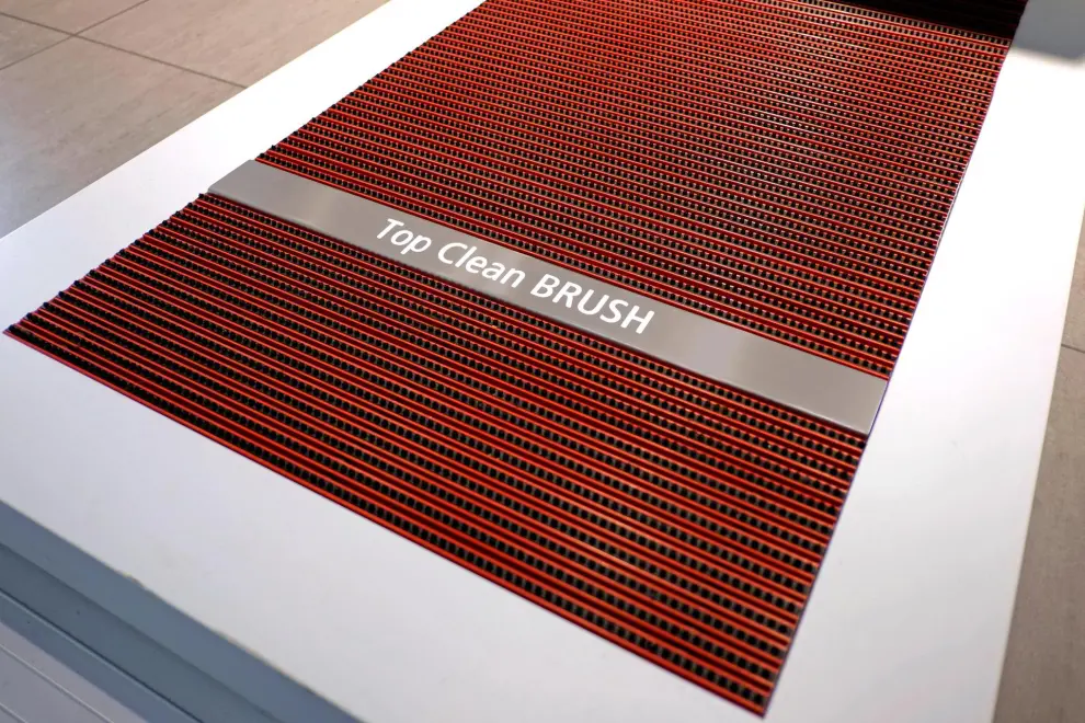 Top Clean BRUSH 22: Bürstenleisten schwarz mit pulverbeschichtetem Aluprofil und hinterleuchteter Logoschiene