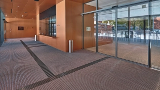 Top Clean Stabil 22: Ripseinlage (hellgrau) mit taktilem Leitsystem aus Bürstenprofil (schwarz), Inselhalle Lindau