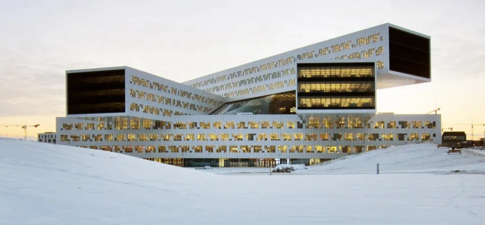 Die neue Firmenzentrale des norwegischem Konzerns Statoil wurden mit ca. 20.000 m2 etalbond® verkleidet. Die Platten wurden dabei als 220 mm tiefe Kassetten, im Werk vorgefertigt, geliefert.