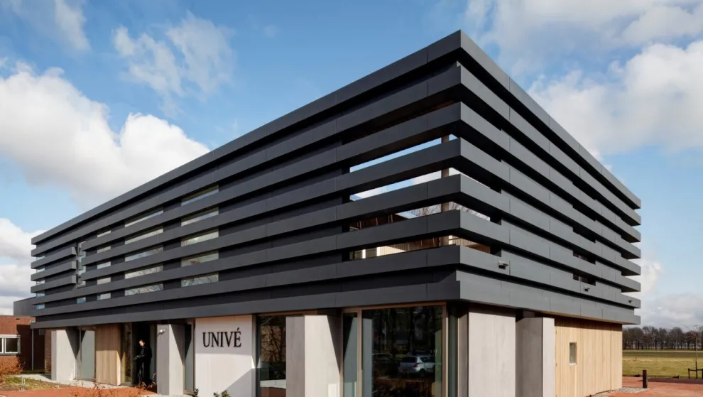 Für das Bürogebäude des Unternehmen Unive in Holland wurde die Farbe 816 Basalt Black (Basalt Schwarz) mit Strukturoberfläche gewählt. Die langgezogenen horizontalen Linien in der Fassade in Verbindung mit dem schwarzen Basalt verleihen der Fassade ein exklusives Design.