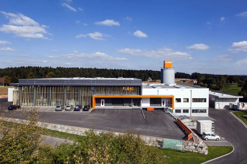 Der Neubau der Fa. Flaig GmbH wurde im Jahr 2016 fertiggestellt. Die Fassade besteht unter anderem aus etalbond® FR Platten in den Farbtönen 310 Dark Grey Metallic (Dunkel Grau metallic), 211 Acropolis White (Akropolis Weiß) und Sunset Orange. Insgesamt sind ca. 1.200 m2 etalbond® verbaut.