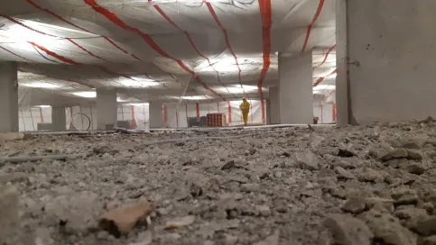 Typische Schädigungen an Sockeln von Betonstützen in Tiefgaragen und Parkhäusern. Folgen von chloridinduzierter Korrosion und nutzungsbedingten Beschädigungen.