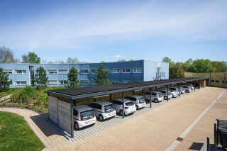 Parkplatzüberdachung mit PV-Dächern