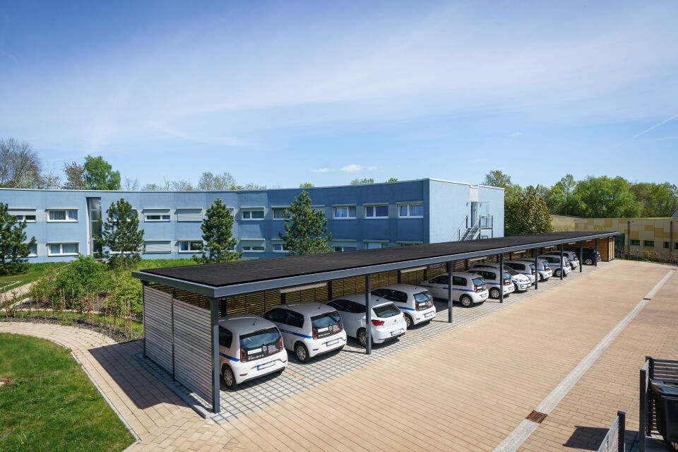 Parkplatzüberdachung mit PV-Dächern