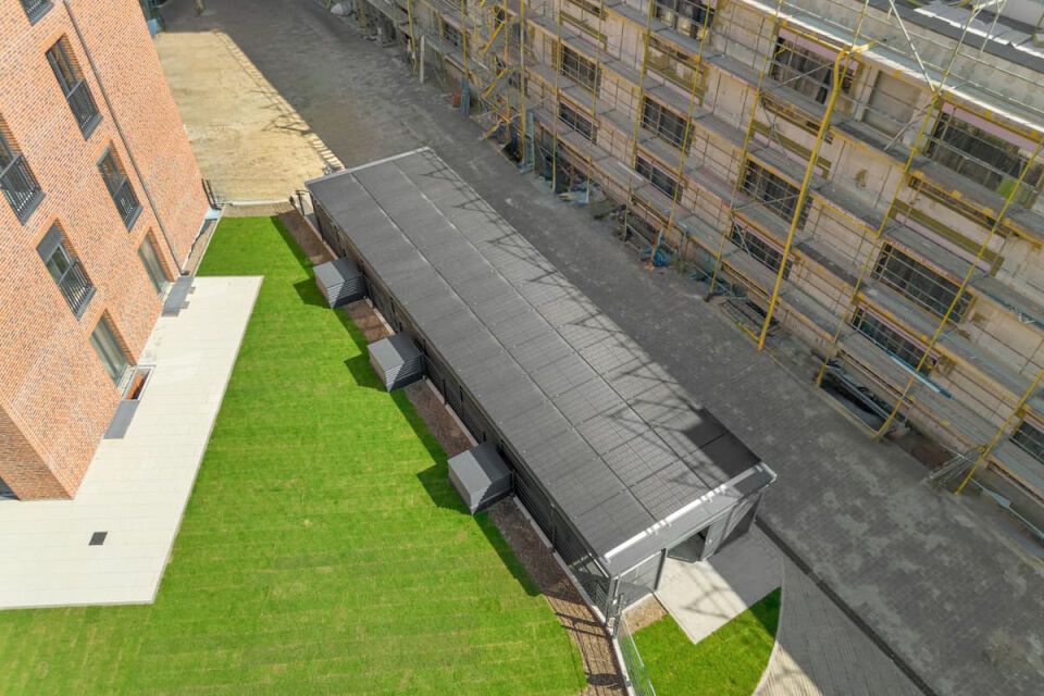 Trapezblechdächer mit PV-Anlagen
