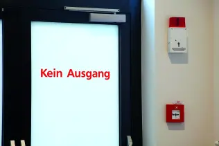 Tagalarmgeärte überwachen Fluchtwegstüren ©TELENOT
