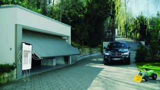 Garagentor öffnen und schlließen © TELENOT