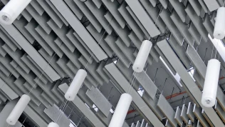 Holzwolle-Baffeln HERADESIGN® Baffle Line (© Knauf Ceiling Solutions)