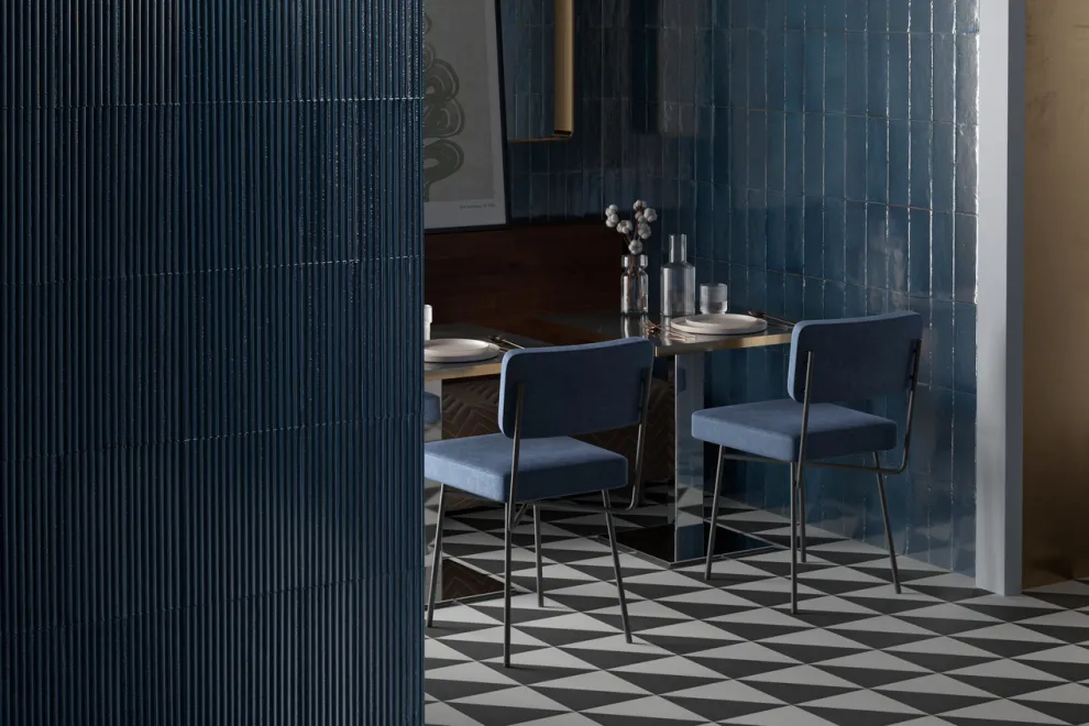 Rice Blu 7,5x20 und Rice Blu Struttura Pleat 3D 7,5x20 und Scenario Tappeto 1 Nero 20x20