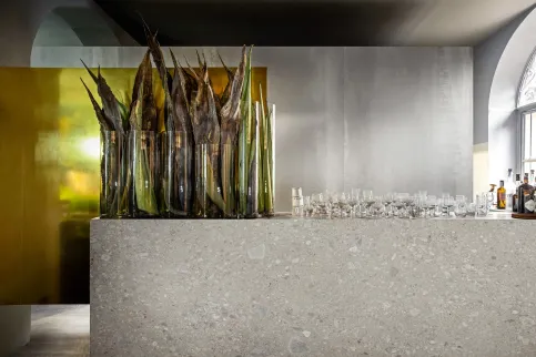 Mobiliar: Grande Stone Look Ceppo di Gré Grey, Wand und Boden: Grande Metal Look Iron Light