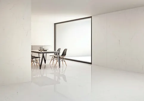 Marble Look Altissimo - Ausführung lux für den Boden und matt für die Wände, um den Effekt der Lichtspiele und des Kontrasts zwischen reflektierenden und matten Oberflächen zu verstärken.