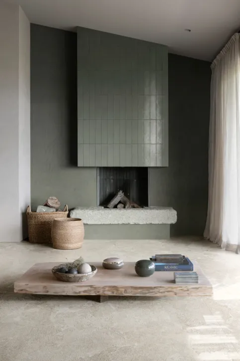 Wand: Crogiolo Terramater Lichene 9,1 x 37,5; Boden: Mystone Pietra Ligure Bianco 120 x 120