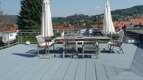 Sanierte Dachterrasse in Kulmbach mit TRIMAX® Terrassendielen 3 x 30 cm aus Kunststoff im Farbton Grau